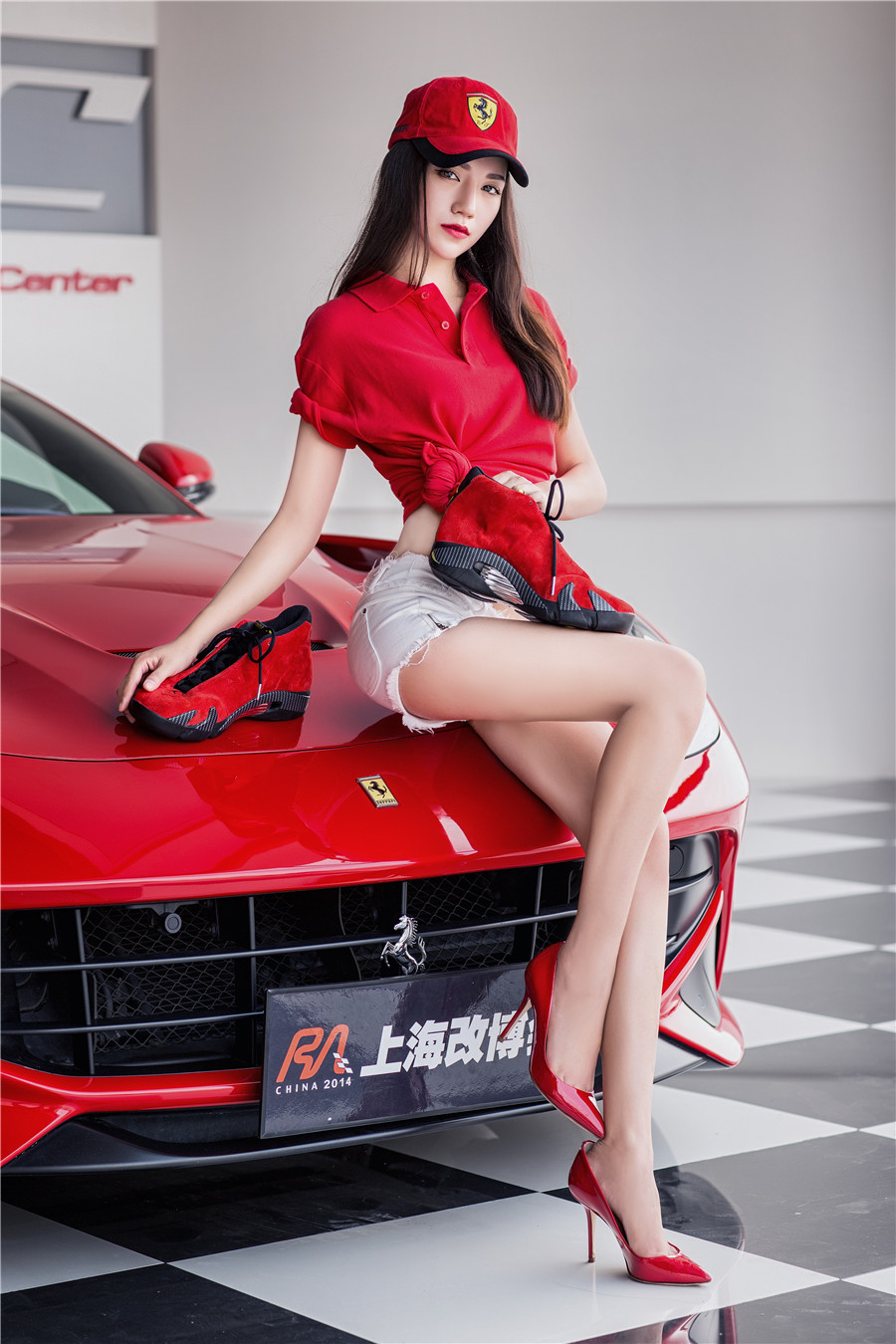 Girl xinh quần soóc trắng nổi bật bên Ferrari F12 màu đỏ 2a