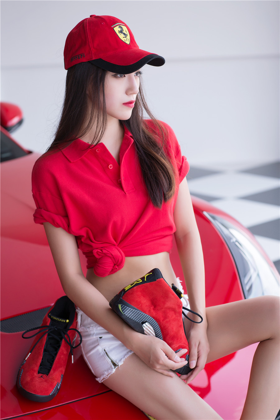 Girl xinh quần soóc trắng nổi bật bên Ferrari F12 màu đỏ 3a