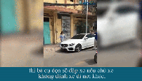 Chủ xe Mercedes-Benz C200 đậu xe trước cửa nhà dân bị chủ nhà dùng búa đập nát