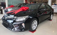 Toyota Camry 2018 - Bán xe Camry số sàn màu đen, xe giao ngay, giá tốt nhất giá 1 tỷ 300 tr tại Tp.HCM